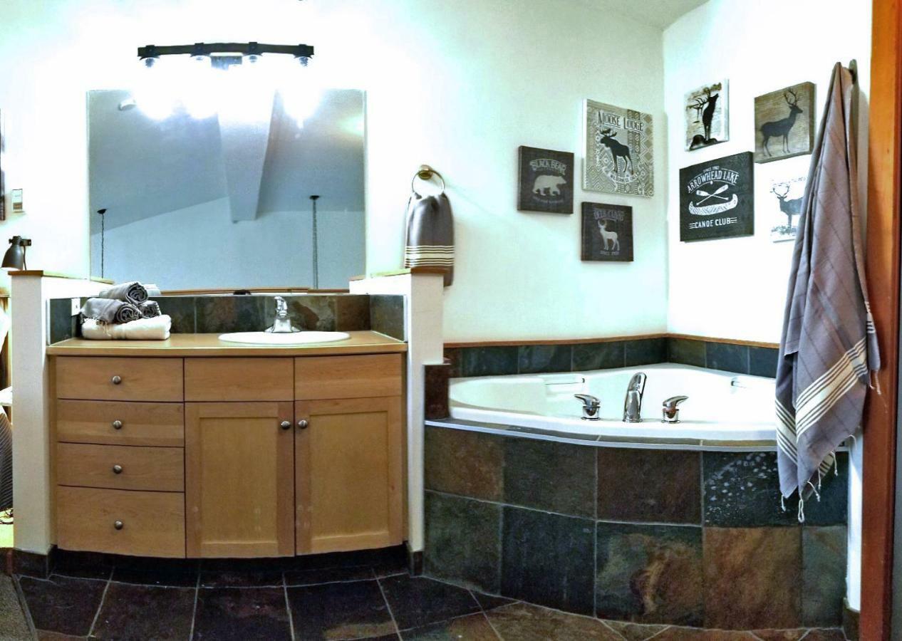 קאנמור Downtown Loft, Mountain Views, Fireplace, Couple'S Retreat, Walker'S Paradise מראה חיצוני תמונה